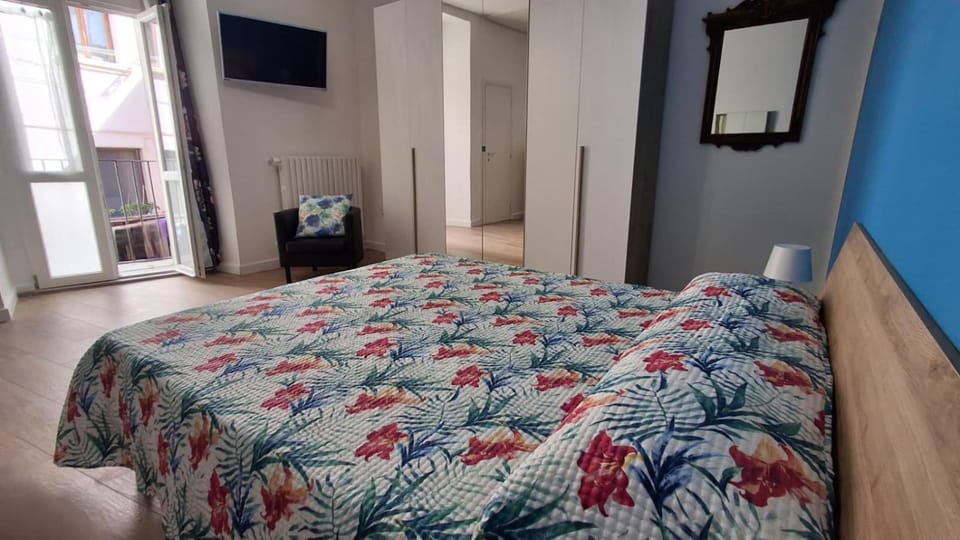 Bed, TV and multimedia, Balcony/Terrace, Photo of the whole room, Bedroom, locker, wardrobe