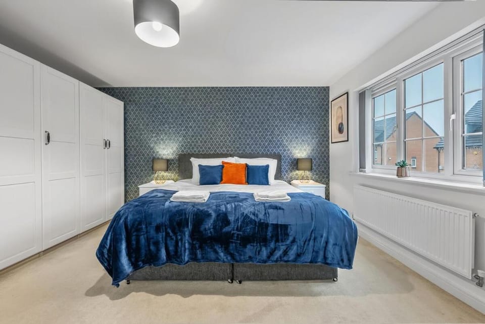 Photo of the whole room, Bedroom