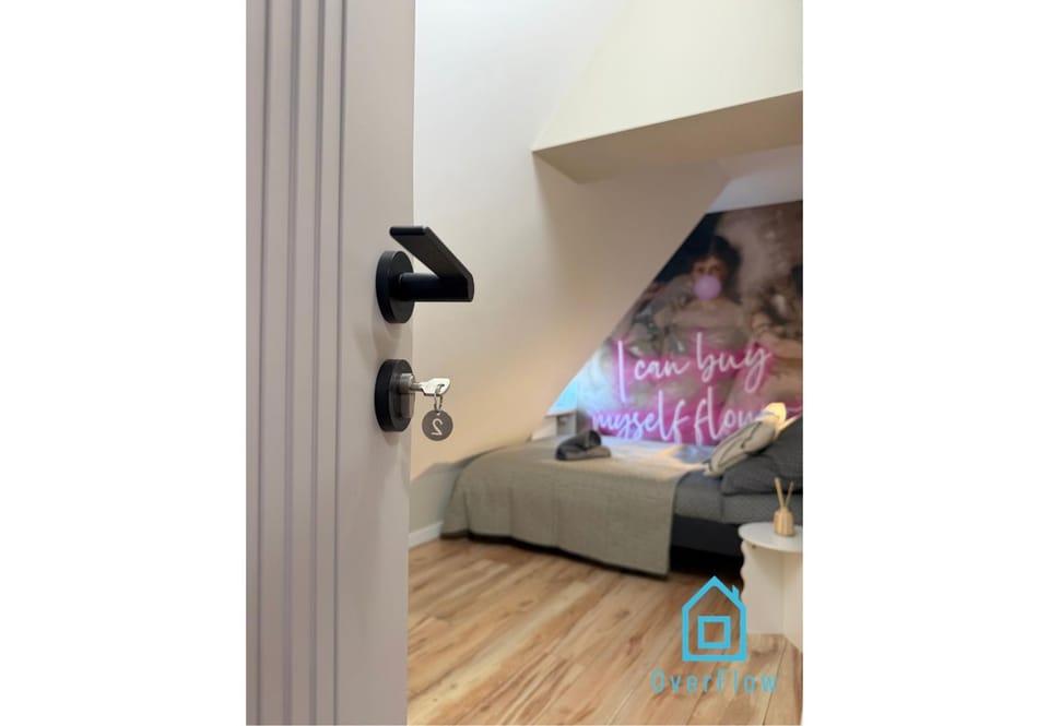 Baroque Rebel Room - 15 Minutes to Gdańsk Old Town & Seaside & Airport Vacation rental in Gdansk