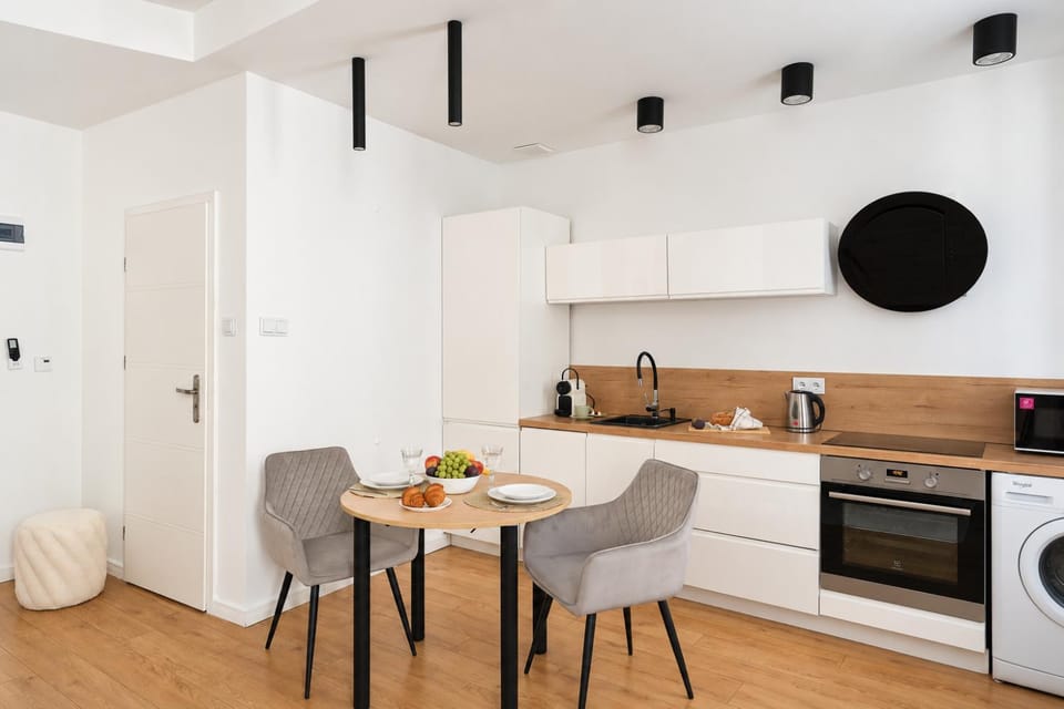 Coffee/tea facilities, Kitchen or kitchenette, Seating area, Dining area