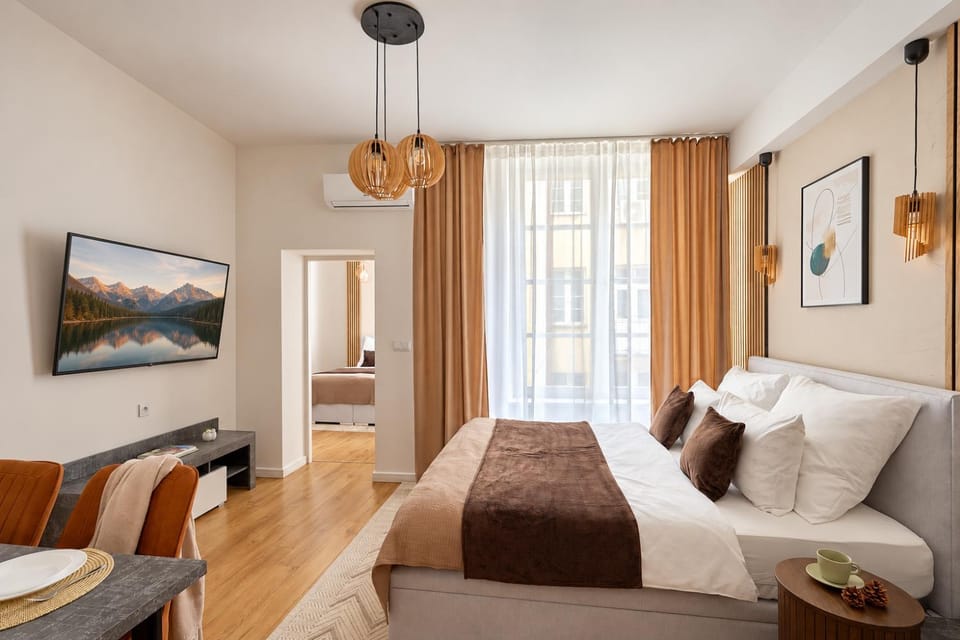 Bed, TV and multimedia, Bedroom