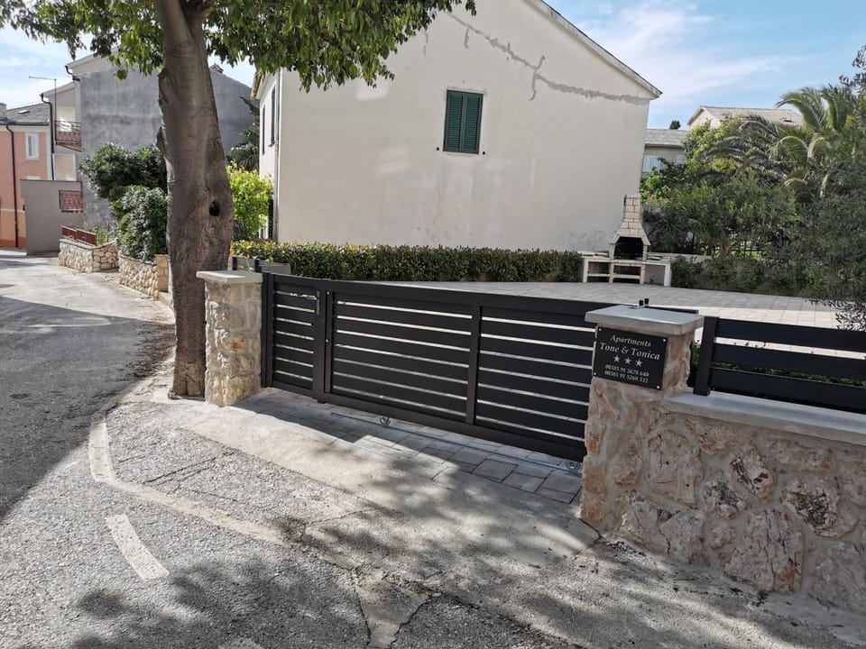 Patio, Facade/entrance