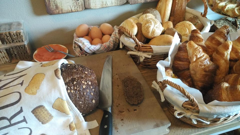 Restaurant/places to eat, Breakfast, Continental breakfast, Buffet breakfast