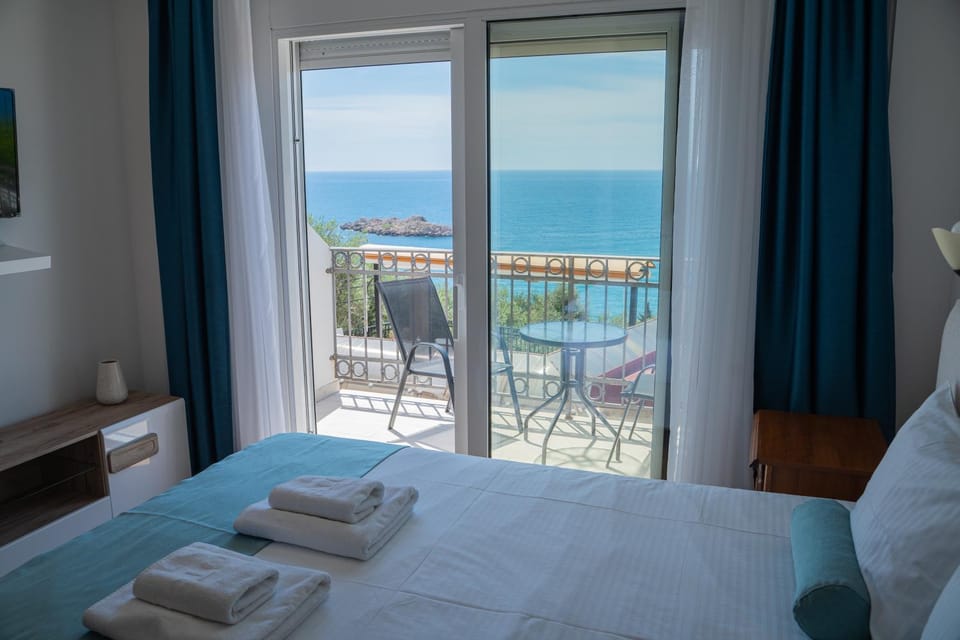 Bed, Balcony/Terrace, Bedroom, Sea view