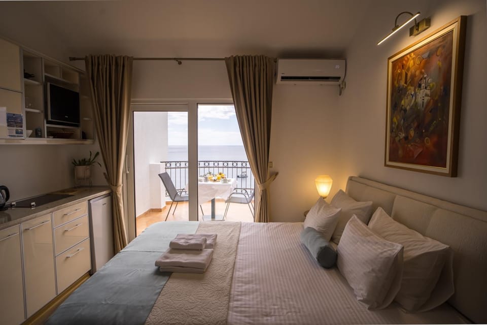 Bed, TV and multimedia, View (from property/room), Balcony/Terrace, Kitchen or kitchenette, Living room, Photo of the whole room, Seating area, Dining area, Bedroom, towels, air conditioner