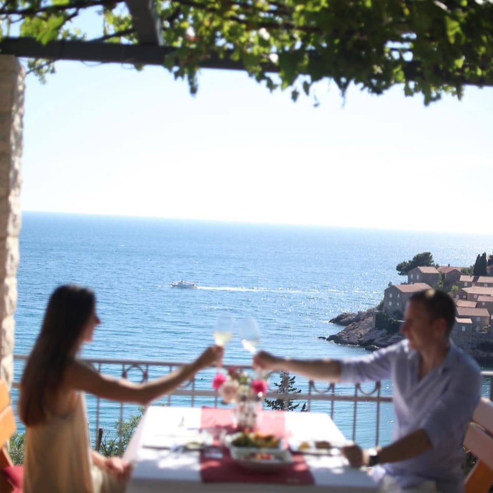 Day, People, Natural landscape, View (from property/room), Balcony/Terrace, Food and drinks, Dining area, Food, Guests, Sea view, group of guests