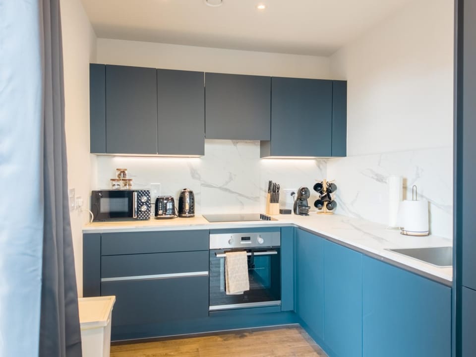 Coffee/tea facilities, Kitchen or kitchenette, microwave, oven, stove, toaster