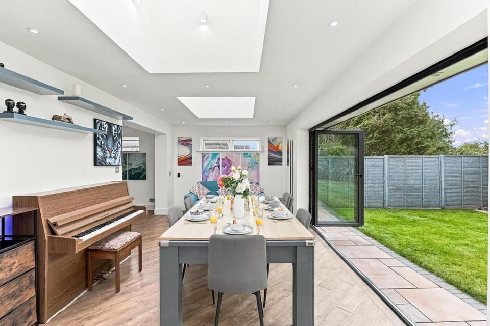 Seating area, Dining area, Garden view