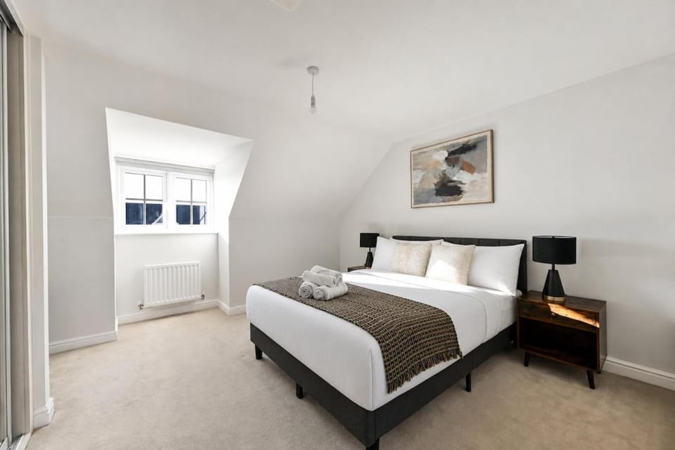 4 bed home, Sleeps 10, Parking, Luton Airport House in Luton