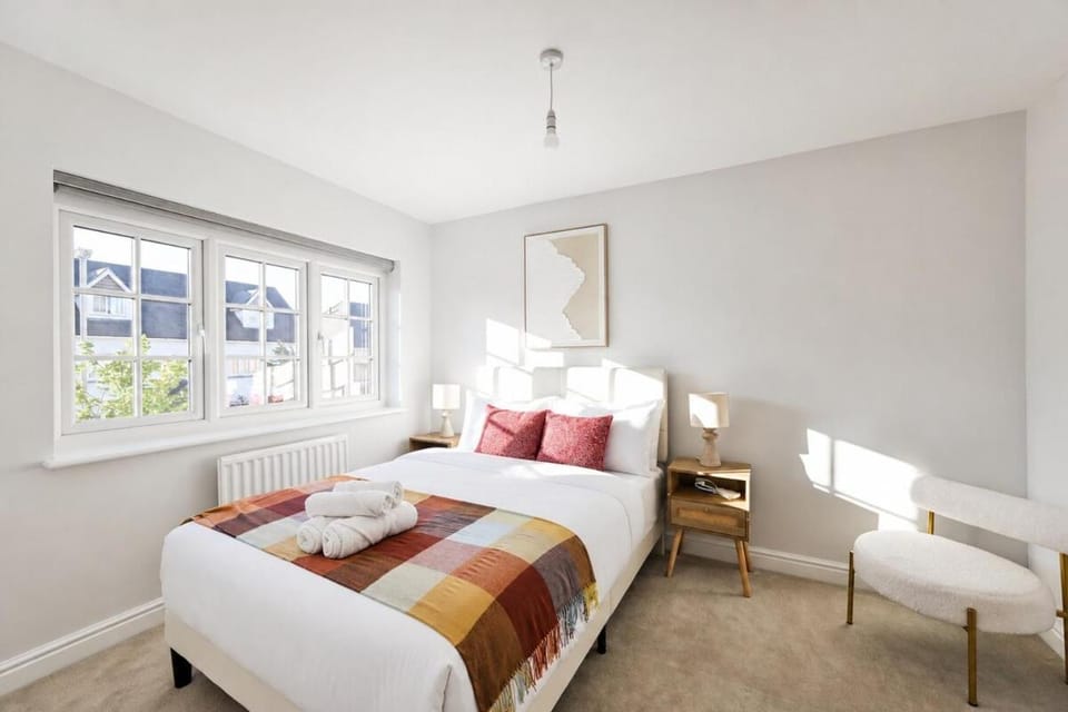 4 bed home, Sleeps 10, Parking, Luton Airport House in Luton