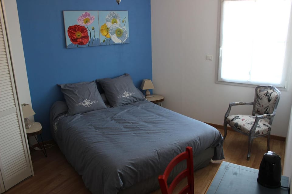Bedroom, Street view