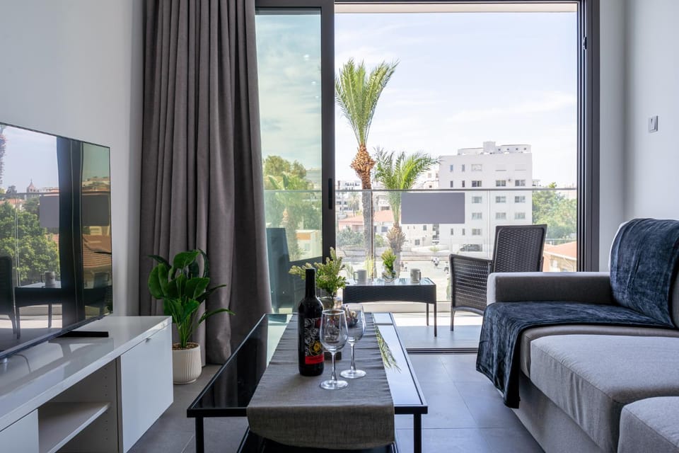 Day, TV and multimedia, View (from property/room), Balcony/Terrace, Living room, Seating area, Dining area