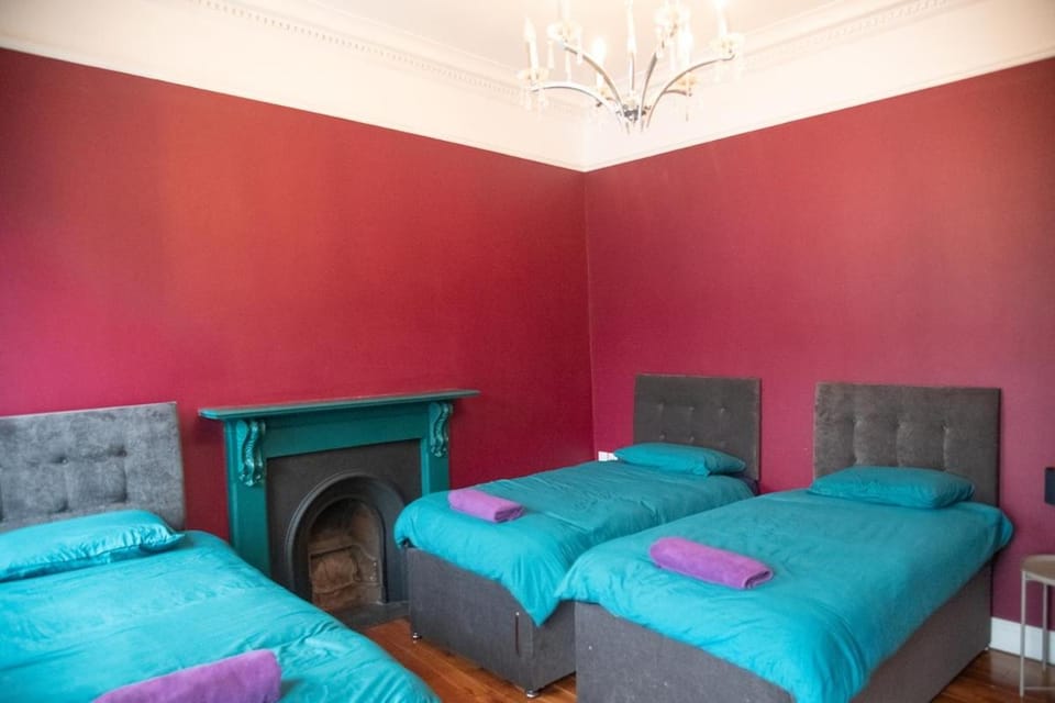 Entire Apartment Main St Carrick - 20 Steps from Everything Apartment in Leitrim, Co. Leitrim, Ireland