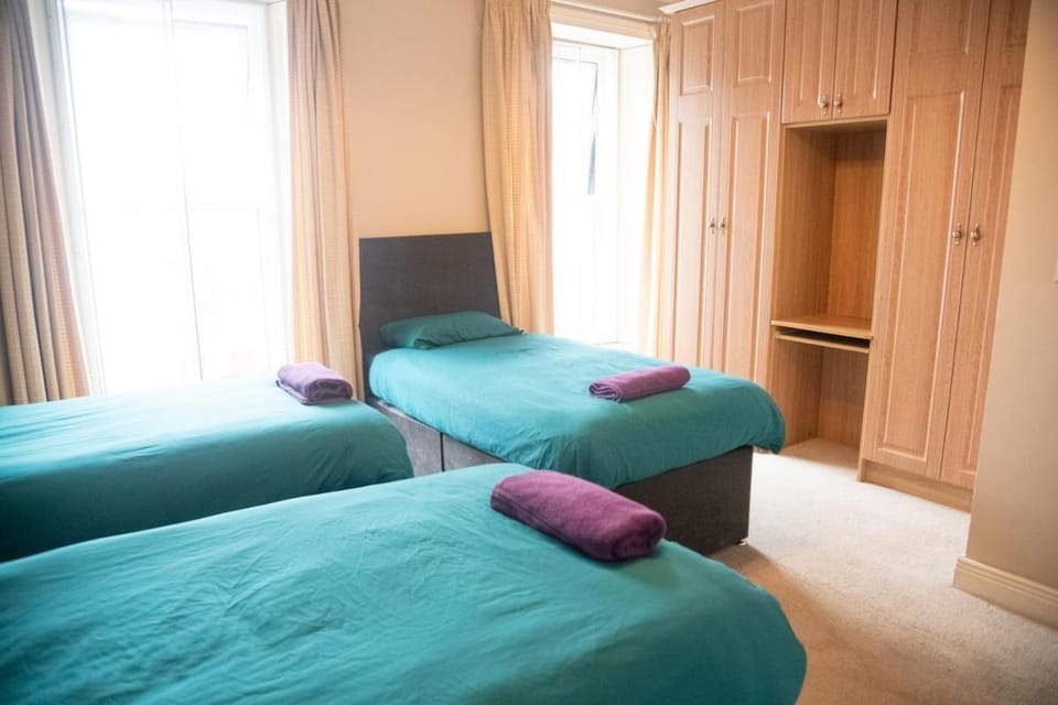 Entire Apartment Main St Carrick - 20 Steps from Everything Apartment in Leitrim, Co. Leitrim, Ireland