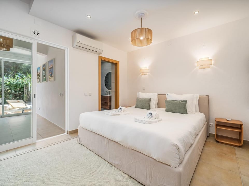 Bed, Bedroom, towels
