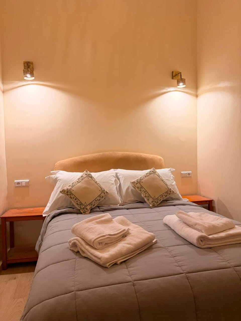 Bed, Photo of the whole room, Bedroom, towels