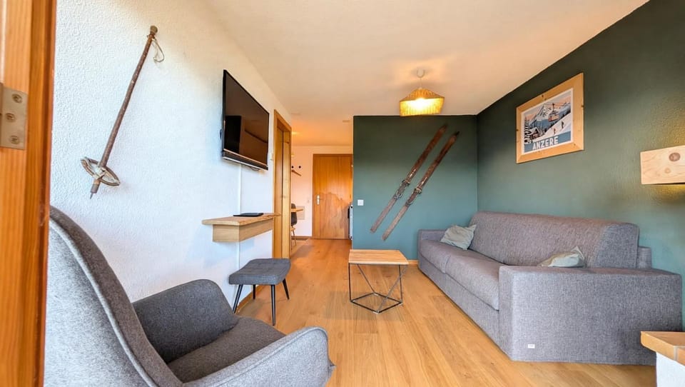 Communal lounge/ TV room, TV and multimedia, Living room, Seating area
