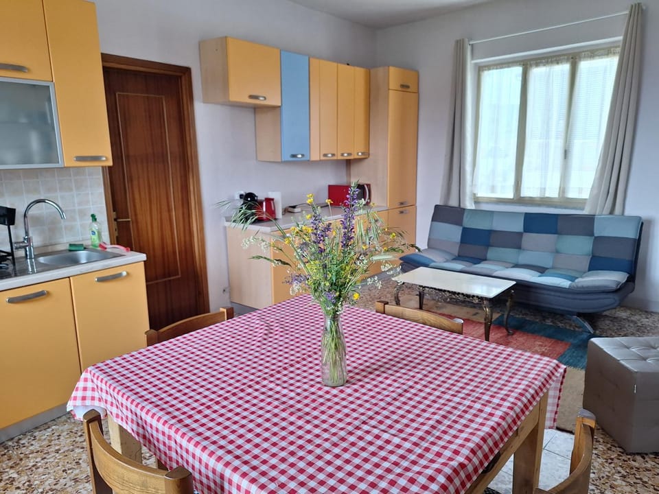 Kitchen or kitchenette, Living room, Seating area, Dining area