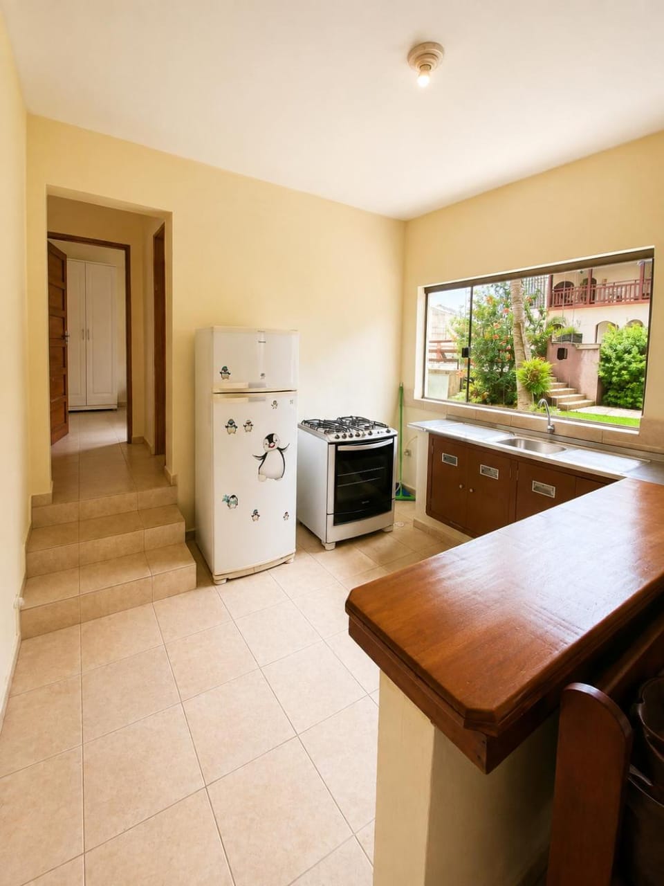 Kitchen or kitchenette, Dining area, minibar, oven, stove