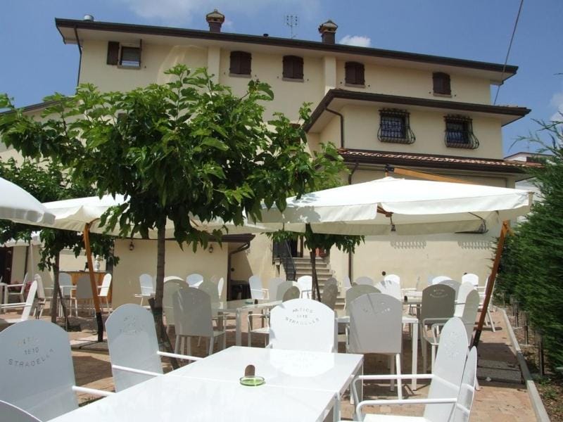 Facade/entrance, Garden, Garden view, Lunch, Dinner, Alcoholic drinks, Non alcoholic drinks