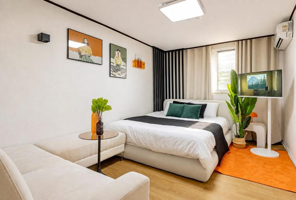 Newㅣ1st Floorㅣ5 min to Sinnonhyeon Stationㅣ7 min to Nonhyeon Stationㅣ5 min to Airport BusㅣK-BeautyㅣPlastic SurgeryㅣFree Luggage StorageㅣGangnam, Sinsa, Apgujeong Villa in Seoul