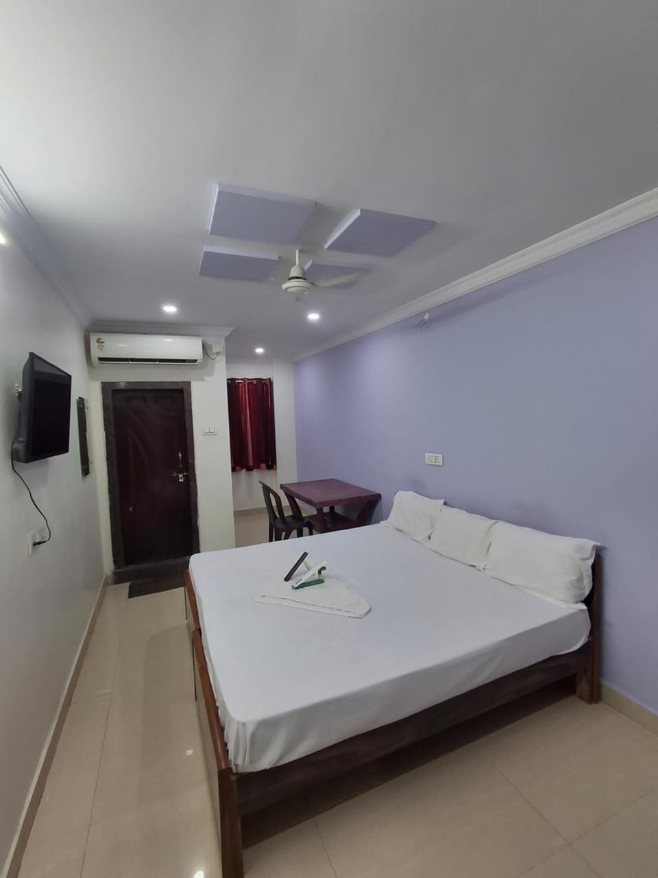 Bed, TV and multimedia, Photo of the whole room, Bedroom, towels, air conditioner