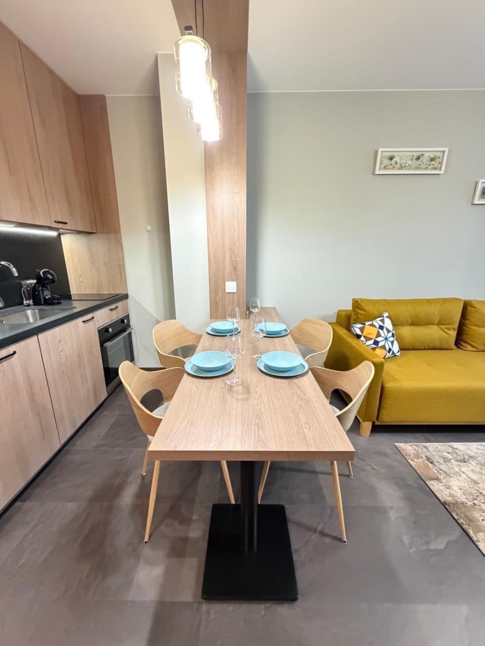 Coffee/tea facilities, Kitchen or kitchenette, Seating area, Dining area, oven, stove