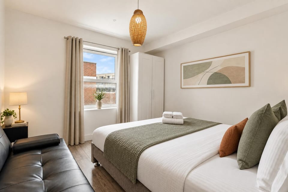 Bed, Photo of the whole room, Seating area, Bedroom