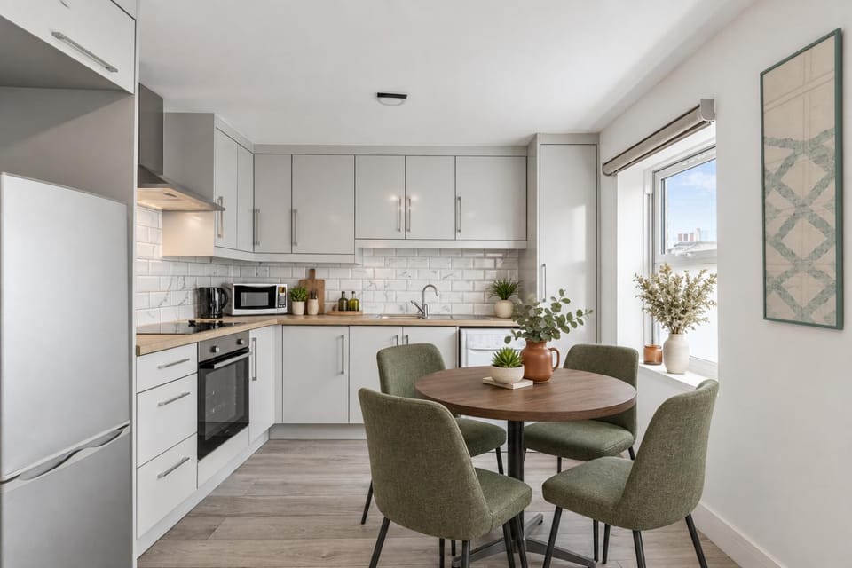 Coffee/tea facilities, Kitchen or kitchenette, Dining area, oven, stove