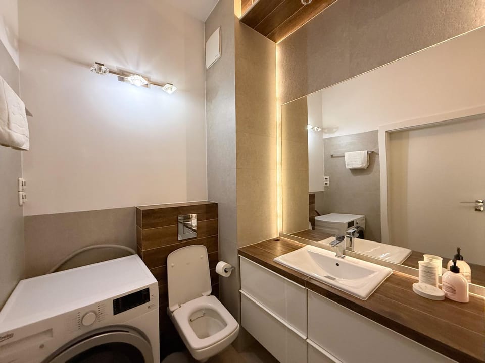 Toilet, Bathroom, towels, washing machine, dryer