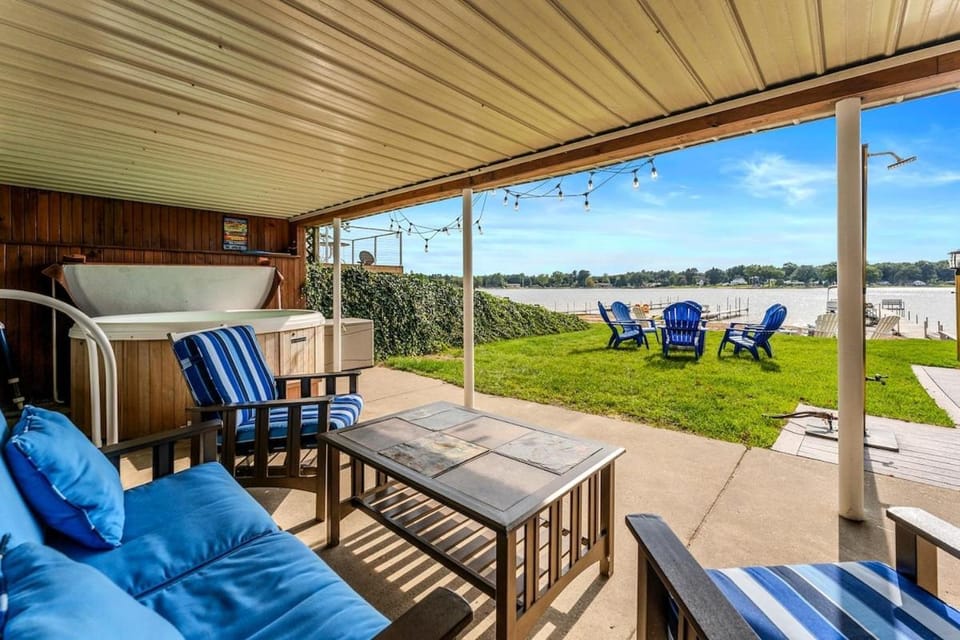 Just Beachy House in Twin Lake