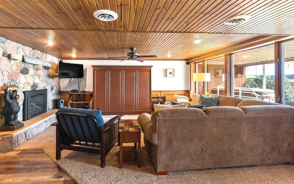 Just Beachy House in Twin Lake