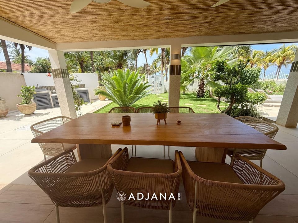 Patio, View (from property/room), Balcony/Terrace, Living room, Seating area, Dining area, Sea view