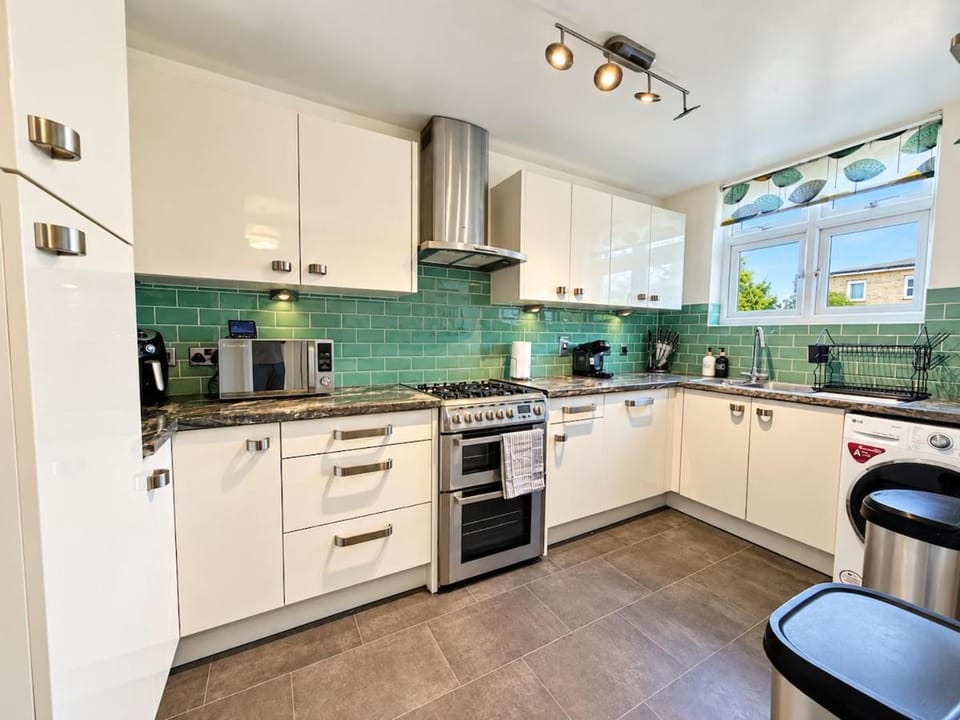 Family 2-Bed Home w Garden & Parking, Sleeps 6 Apartment in London