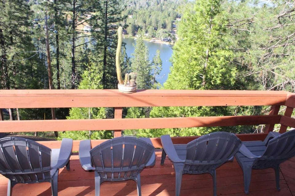 Beautiful Lakeview Yosemite Entire House with Panoramic Sauna, Jacuzzi Hot Tub, WiFi Villa in Groveland
