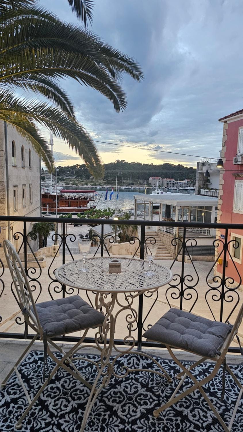 Seating area, City view, Sea view