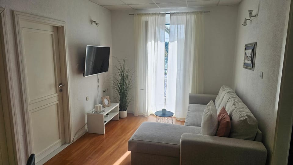 Communal lounge/ TV room, Living room, Seating area