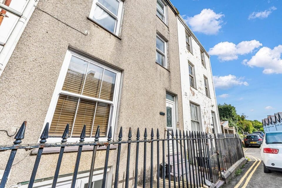 Modern 1BDR Lower Ground Flat Town Centre with Parking Apartment in Pwllheli