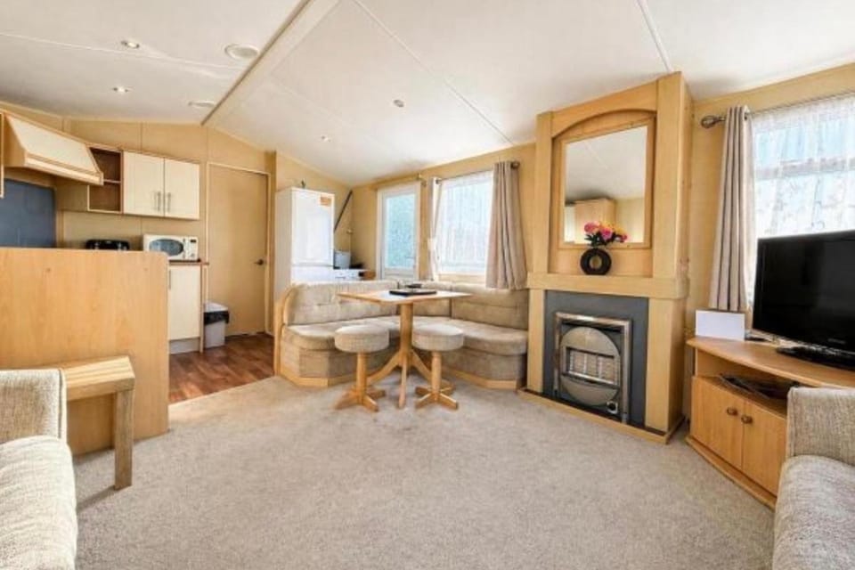 Cabin Sleeps 8 with Pool and Parking Cabin in Leysdown-on-Sea
