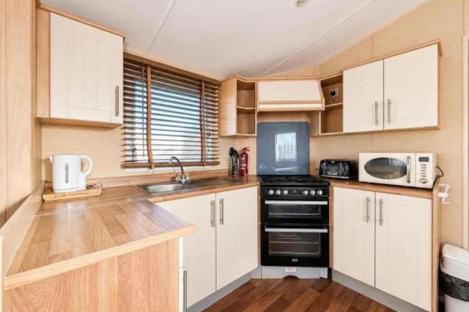 Cabin Sleeps 8 with Pool and Parking Cabin in Leysdown-on-Sea