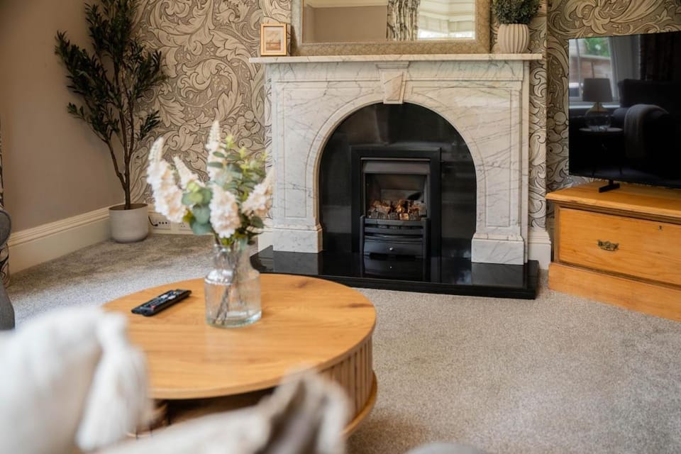 Malton Manor Hot Tub Steam Room Sleeps 16 House in England