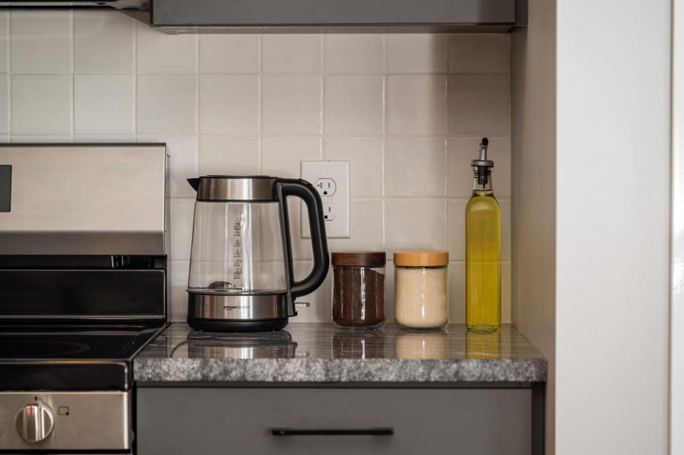 Coffee/tea facilities, Kitchen or kitchenette, stove
