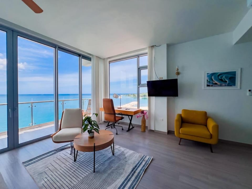 The Dawn - Oceanfront Superior King Suite Hotel in Montego Bay