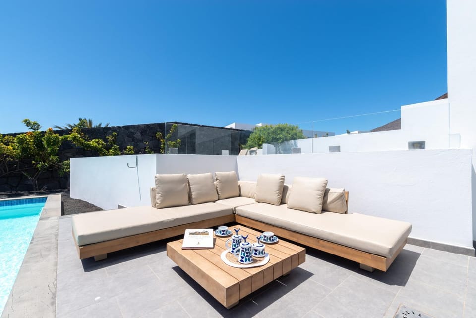 Property building, Balcony/Terrace, Living room, Swimming pool