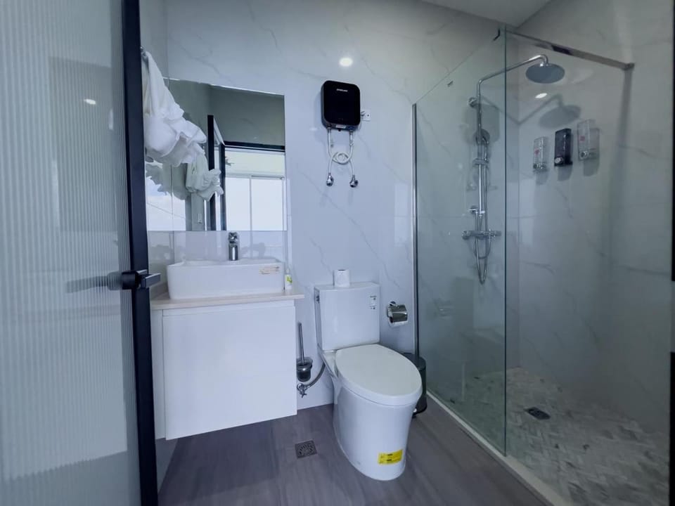 Blue Fins - A Sky Harbour Oceanfront Twin Suite Hotel in Montego Bay