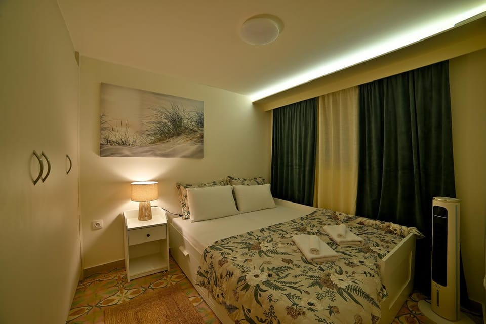 Bed, Night, Photo of the whole room, Bedroom