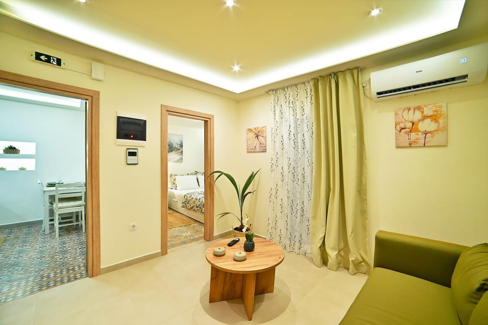 Bed, TV and multimedia, Living room, Photo of the whole room, Seating area, Bedroom, air conditioner
