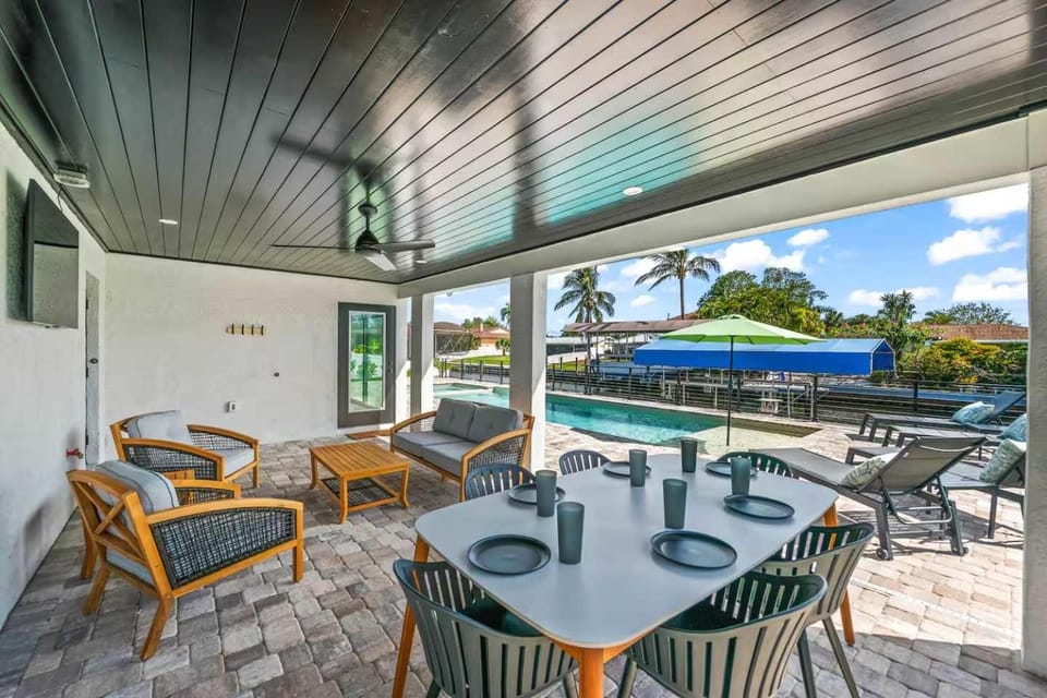 Canalfront Retreat Pool Dock & Putting Green House in Cortez