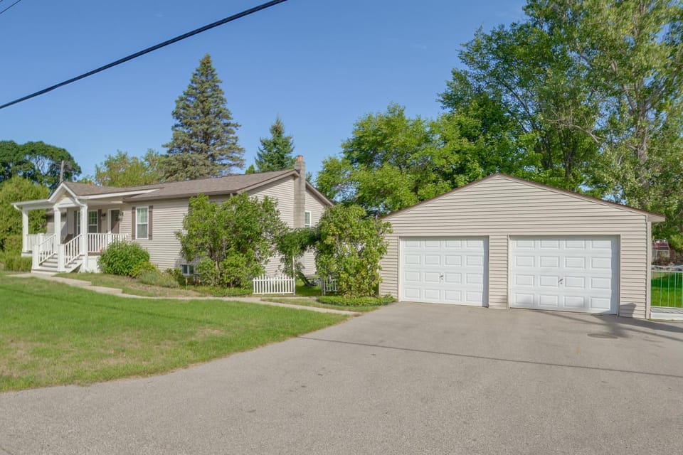 Walk to Lake & Downtown! 6 Mi to Boyne Mtn House in Boyne City
