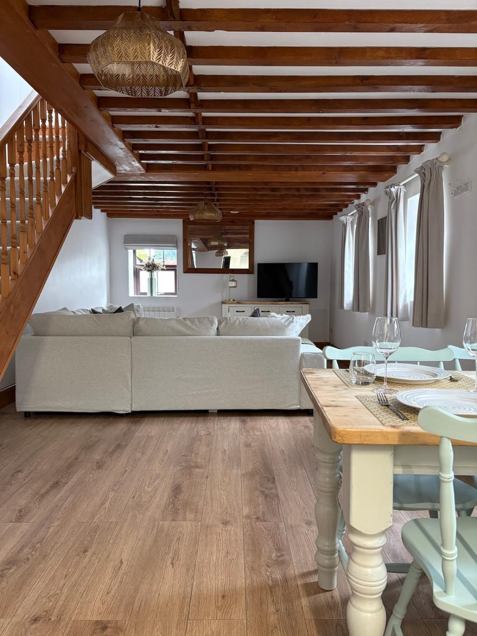 TV and multimedia, Living room, Photo of the whole room, Seating area, Dining area